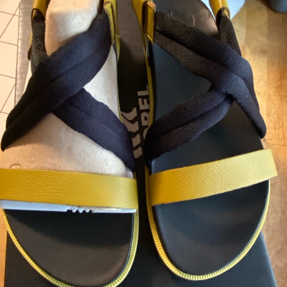 SOREL women’s Roaming Decon sandals in dioxide gold NWB - Picture 4 of 16